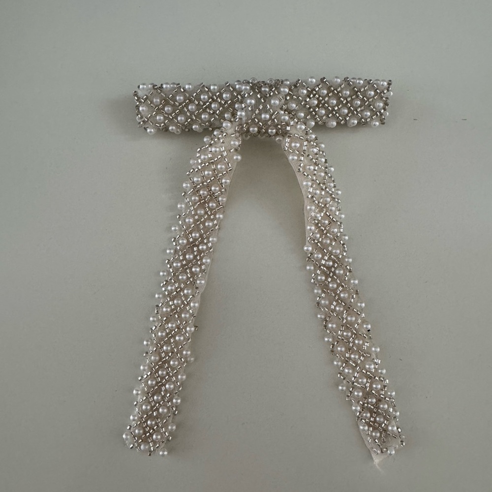 Elegant Pearl-Embellished Hair Accessory